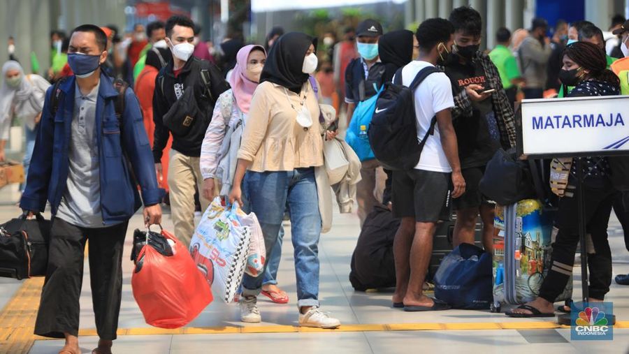 Calon penumpang distasiun kereta Pasar Senen, Jakarta, Jumat (24/12/2021). (CNBC Indonesia/Muhammad Sabki)
