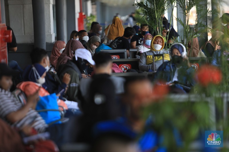 Calon penumpang distasiun kereta Pasar Senen, Jakarta, Jumat (24/12/2021). (CNBC Indonesia/Muhammad Sabki) Calon penumpang distasiun kereta Pasar Senen, Jakarta, Jumat (24/12/2021). (CNBC Indonesia/Muhammad Sabki)
