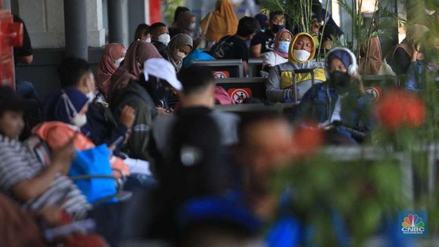 Calon penumpang distasiun kereta Pasar Senen, Jakarta, Jumat (24/12/2021). (CNBC Indonesia/Muhammad Sabki)