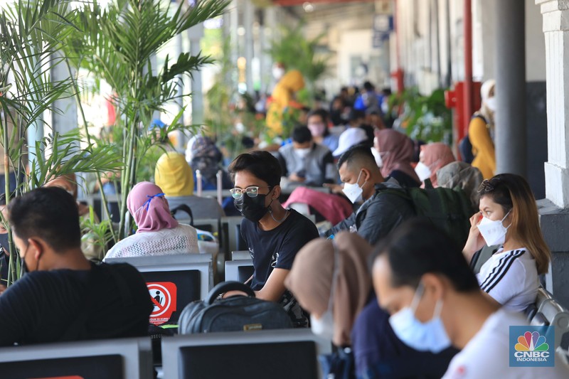 Calon penumpang distasiun kereta Pasar Senen, Jakarta, Jumat (24/12/2021). (CNBC Indonesia/Muhammad Sabki)