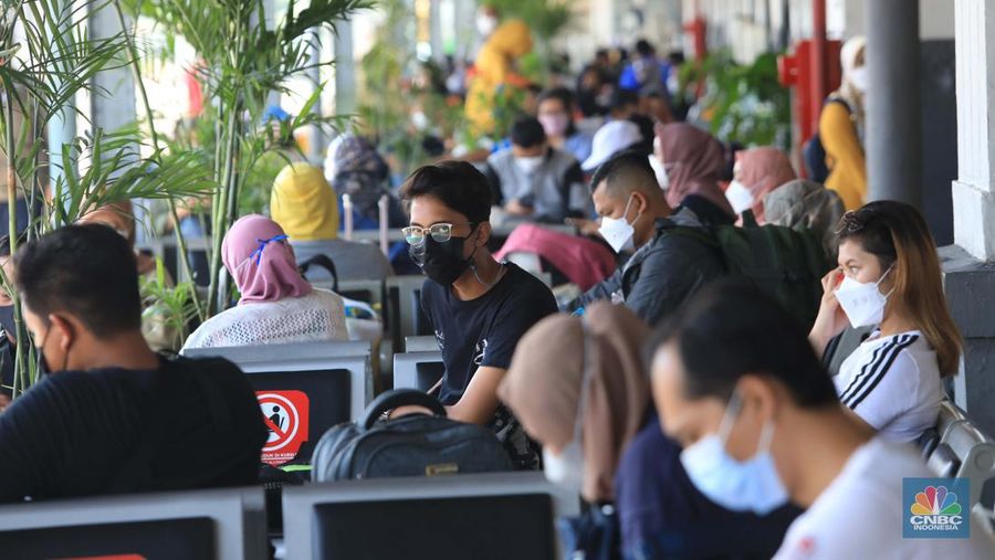 Calon penumpang distasiun kereta Pasar Senen, Jakarta, Jumat (24/12/2021). (CNBC Indonesia/Muhammad Sabki)
