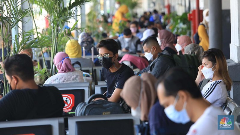 Calon penumpang distasiun kereta Pasar Senen, Jakarta, Jumat (24/12/2021). (CNBC Indonesia/Muhammad Sabki)