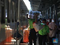 Ramai! Potret Stasiun Pasar Senen Saat Puncak Libur Nataru