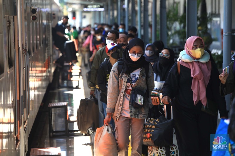 Calon penumpang distasiun kereta Pasar Senen, Jakarta, Jumat (24/12/2021). (CNBC Indonesia/Muhammad Sabki)