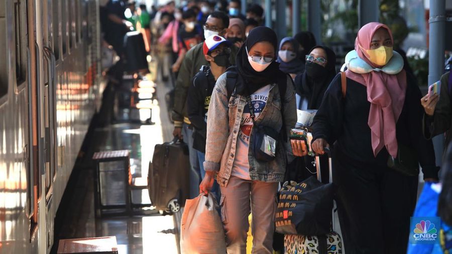 Calon penumpang distasiun kereta Pasar Senen, Jakarta, Jumat (24/12/2021). (CNBC Indonesia/Muhammad Sabki)