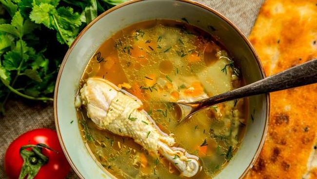 Jangan Peras Lemon ke Makanan Panas, Ini Alasannya