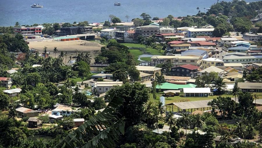 Kapal-kapal berlabuh di lepas pantai di Honiara, ibu kota Kepulauan Solomon. (AP/Mark Schiefelbein/File Photo)
