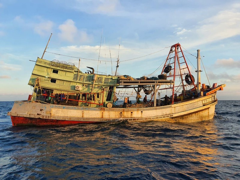 Patroli Badan Keamanan Laut Republik Indonesia (Bakamla RI) KN Pulau Dana-323, berhasil menangkap Kapal Ikan Asing (KIA) berbendera Vietnam yang sedang melakukan aktivitas penangkapan ikan secara illegal di perairan Natuna Utara perbatasan Indonesia-Malaysia bagian Barat, Kabupaten Natuna, Provinsi Kepulauan Riau, Jumat (24/12/2021). (Dok: Bakamla RI/Indonesia Coast Guard)