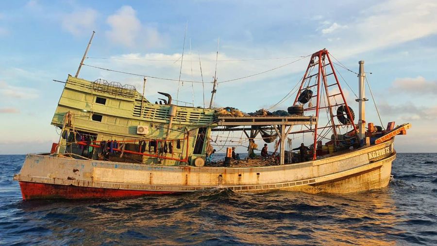 Patroli Badan Keamanan Laut Republik Indonesia (Bakamla RI) KN Pulau Dana-323, berhasil menangkap Kapal Ikan Asing (KIA) berbendera Vietnam yang sedang melakukan aktivitas penangkapan ikan secara illegal di perairan Natuna Utara perbatasan Indonesia-Malaysia bagian Barat, Kabupaten Natuna, Provinsi Kepulauan Riau, Jumat (24/12/2021). (Dok: Bakamla RI/Indonesia Coast Guard)