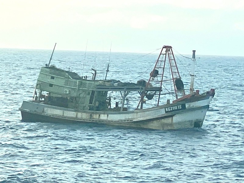 Patroli Badan Keamanan Laut Republik Indonesia (Bakamla RI) KN Pulau Dana-323, berhasil menangkap Kapal Ikan Asing (KIA) berbendera Vietnam yang sedang melakukan aktivitas penangkapan ikan secara illegal di perairan Natuna Utara perbatasan Indonesia-Malaysia bagian Barat, Kabupaten Natuna, Provinsi Kepulauan Riau, Jumat (24/12/2021). (Dok: Bakamla RI/Indonesia Coast Guard)