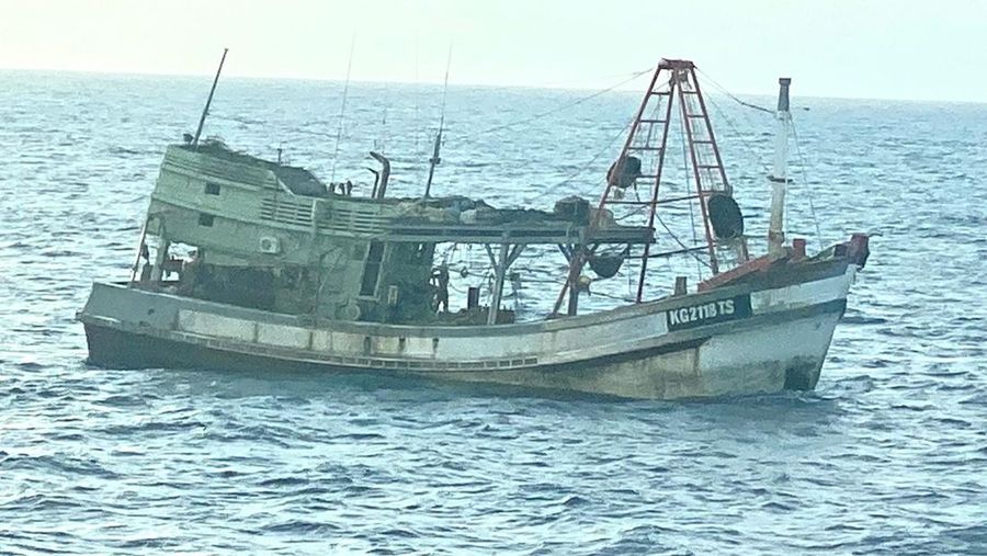 Patroli Badan Keamanan Laut Republik Indonesia (Bakamla RI) KN Pulau Dana-323, berhasil menangkap Kapal Ikan Asing (KIA) berbendera Vietnam yang sedang melakukan aktivitas penangkapan ikan secara illegal di perairan Natuna Utara perbatasan Indonesia-Malaysia bagian Barat, Kabupaten Natuna, Provinsi Kepulauan Riau, Jumat (24/12/2021). (Dok: Bakamla RI/Indonesia Coast Guard)