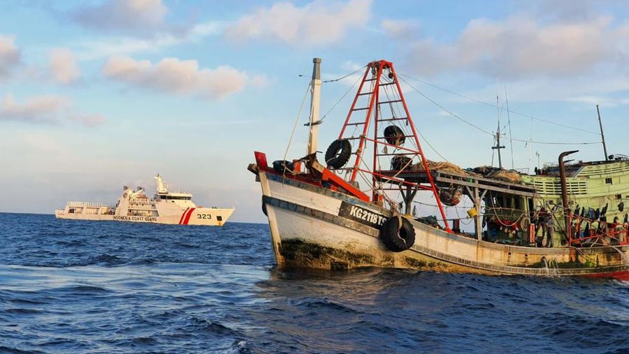 Patroli Badan Keamanan Laut Republik Indonesia (Bakamla RI) KN Pulau Dana-323, berhasil menangkap Kapal Ikan Asing (KIA) berbendera Vietnam yang sedang melakukan aktivitas penangkapan ikan secara illegal di perairan Natuna Utara perbatasan Indonesia-Malaysia bagian Barat, Kabupaten Natuna, Provinsi Kepulauan Riau, Jumat (24/12/2021). (Dok: Bakamla RI/Indonesia Coast Guard)