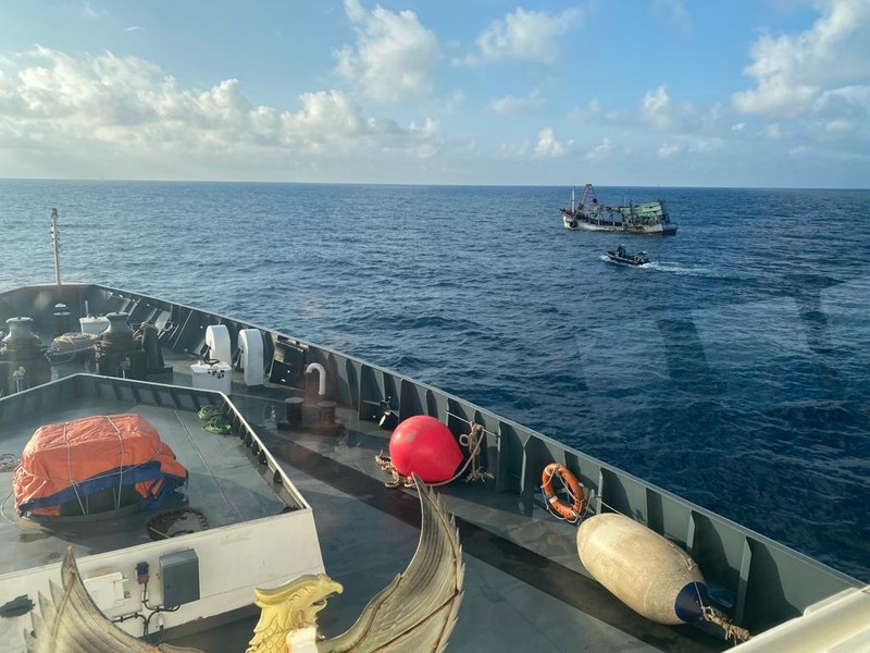 Patroli Badan Keamanan Laut Republik Indonesia (Bakamla RI) KN Pulau Dana-323, berhasil menangkap Kapal Ikan Asing (KIA) berbendera Vietnam yang sedang melakukan aktivitas penangkapan ikan secara illegal di perairan Natuna Utara perbatasan Indonesia-Malaysia bagian Barat, Kabupaten Natuna, Provinsi Kepulauan Riau, Jumat (24/12/2021). (Dok: Bakamla RI/Indonesia Coast Guard)