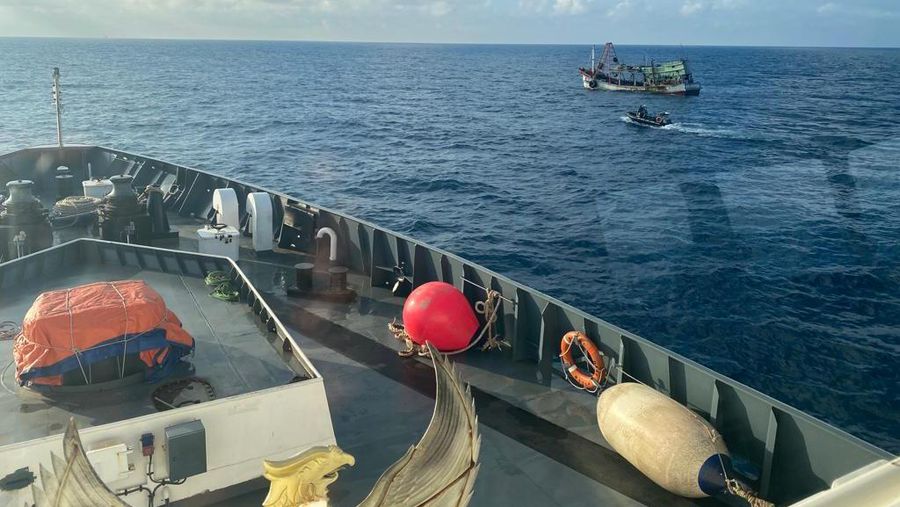 Patroli Badan Keamanan Laut Republik Indonesia (Bakamla RI) KN Pulau Dana-323, berhasil menangkap Kapal Ikan Asing (KIA) berbendera Vietnam yang sedang melakukan aktivitas penangkapan ikan secara illegal di perairan Natuna Utara perbatasan Indonesia-Malaysia bagian Barat, Kabupaten Natuna, Provinsi Kepulauan Riau, Jumat (24/12/2021). (Dok: Bakamla RI/Indonesia Coast Guard)