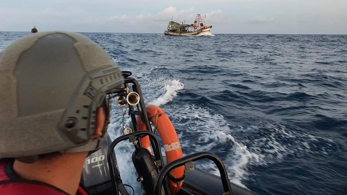 Patroli Badan Keamanan Laut Republik Indonesia (Bakamla RI) KN Pulau Dana-323, berhasil menangkap Kapal Ikan Asing (KIA) berbendera Vietnam yang sedang melakukan aktivitas penangkapan ikan secara illegal di perairan Natuna Utara perbatasan Indonesia-Malaysia bagian Barat, Kabupaten Natuna, Provinsi Kepulauan Riau, Jumat (24/12/2021). (Dok: Bakamla RI/Indonesia Coast Guard) Patroli Badan Keamanan Laut Republik Indonesia (Bakamla RI) KN Pulau Dana-323, berhasil menangkap Kapal Ikan Asing (KIA) berbendera Vietnam yang sedang melakukan aktivitas penangkapan ikan secara illegal di perairan Natuna Utara perbatasan Indonesia-Malaysia bagian Barat, Kabupaten Natuna, Provinsi Kepulauan Riau, Jumat (24/12/2021). (Dok: Bakamla RI/Indonesia Coast Guard)