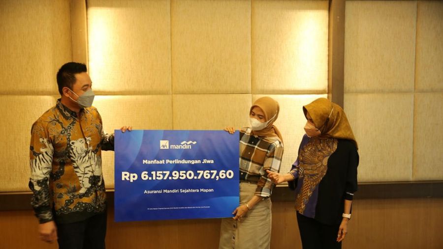 Pemegang polis asuransi AXA Mandiri menerima pencairan klaim asuransi.