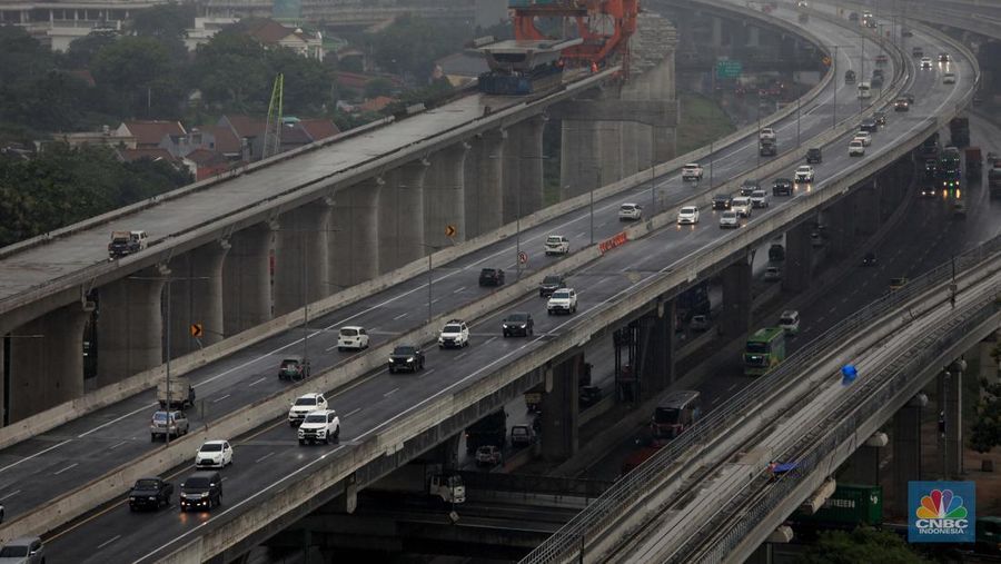 Pengendara mobil melintas di sepanjang Tol MBZ, Bekasi, Jawa Barat, Jumat (24/12/2021). (CNBC Indonesia/Muhammad Sabki)
