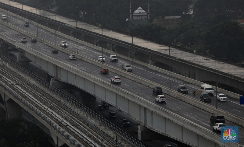 Pengendara mobil melintas di sepanjang Tol MBZ, Bekasi, Jawa Barat, Jumat (24/12/2021). (CNBC Indonesia/Muhammad Sabki) Pengendara mobil melintas di sepanjang Tol MBZ, Bekasi, Jawa Barat, Jumat (24/12/2021). (CNBC Indonesia/Muhammad Sabki)