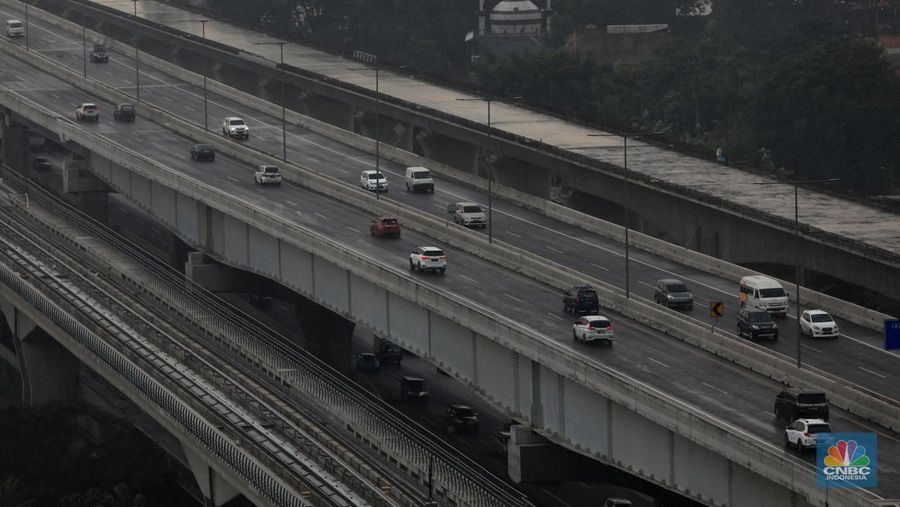 Pengendara mobil melintas di sepanjang Tol MBZ, Bekasi, Jawa Barat, Jumat (24/12/2021). (CNBC Indonesia/Muhammad Sabki)