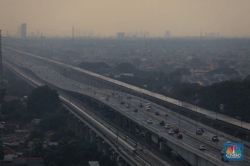 Pengendara mobil melintas di sepanjang Tol MBZ, Bekasi, Jawa Barat, Jumat (24/12/2021). (CNBC Indonesia/Muhammad Sabki) Pengendara mobil melintas di sepanjang Tol MBZ, Bekasi, Jawa Barat, Jumat (24/12/2021). (CNBC Indonesia/Muhammad Sabki)