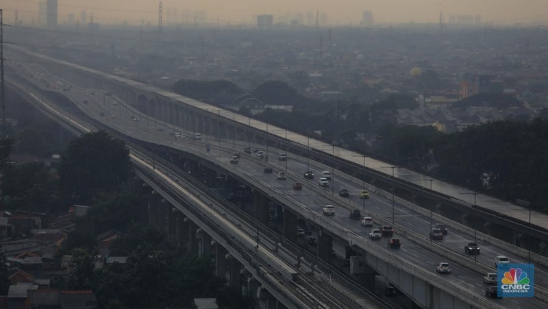 Pengendara mobil melintas di sepanjang Tol MBZ, Bekasi, Jawa Barat, Jumat (24/12/2021). (CNBC Indonesia/Muhammad Sabki)