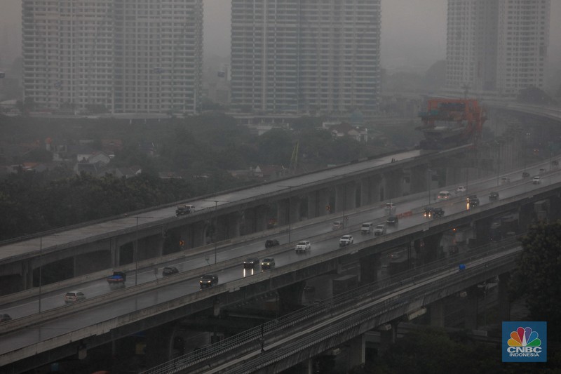 Pengendara mobil melintas di sepanjang Tol MBZ, Bekasi, Jawa Barat, Jumat (24/12/2021). (CNBC Indonesia/Muhammad Sabki) Pengendara mobil melintas di sepanjang Tol MBZ, Bekasi, Jawa Barat, Jumat (24/12/2021). (CNBC Indonesia/Muhammad Sabki)