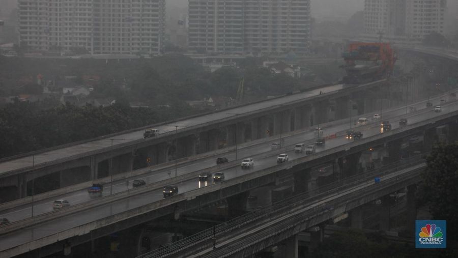 Pengendara mobil melintas di sepanjang Tol MBZ, Bekasi, Jawa Barat, Jumat (24/12/2021). (CNBC Indonesia/Muhammad Sabki)