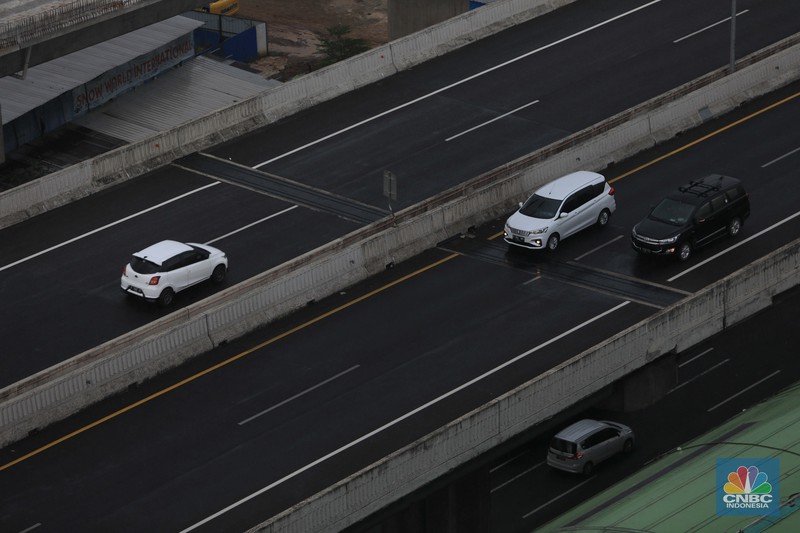 Pengendara mobil melintas di sepanjang Tol MBZ, Bekasi, Jawa Barat, Jumat (24/12/2021). (CNBC Indonesia/Muhammad Sabki) Pengendara mobil melintas di sepanjang Tol MBZ, Bekasi, Jawa Barat, Jumat (24/12/2021). (CNBC Indonesia/Muhammad Sabki)