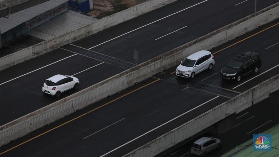 Pengendara mobil melintas di sepanjang Tol MBZ, Bekasi, Jawa Barat, Jumat (24/12/2021). (CNBC Indonesia/Muhammad Sabki)