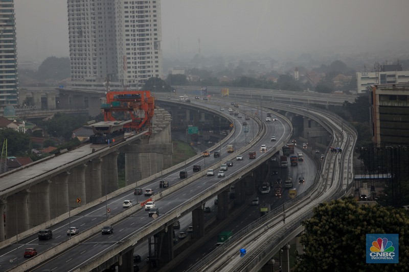 Pengendara mobil melintas di sepanjang Tol MBZ, Bekasi, Jawa Barat, Jumat (24/12/2021). (CNBC Indonesia/Muhammad Sabki)