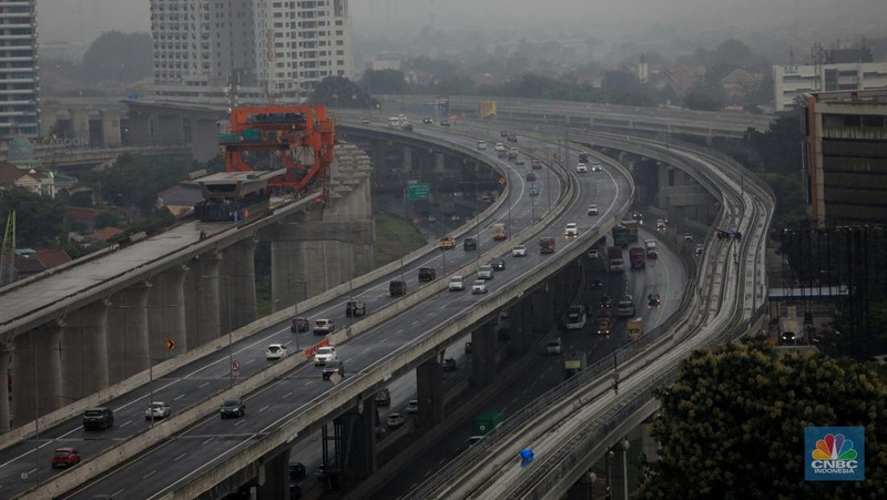Pengendara mobil melintas di sepanjang Tol MBZ, Bekasi, Jawa Barat, Jumat (24/12/2021). (CNBC Indonesia/Muhammad Sabki)