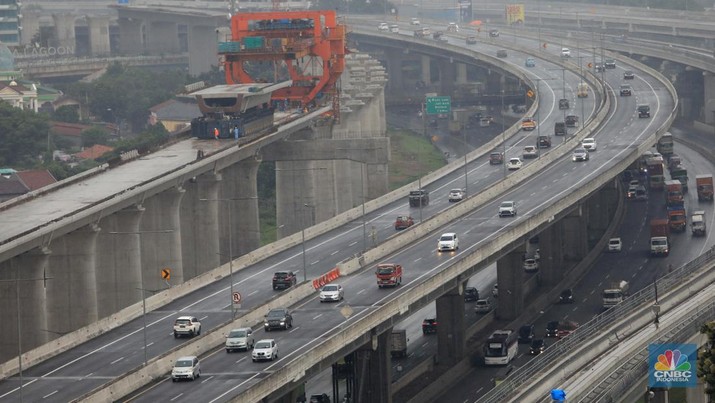 Pengendara mobil melintas di sepanjang Tol MBZ, Bekasi, Jawa Barat, Jumat (24/12/2021). (CNBC Indonesia/Muhammad Sabki) Pengendara mobil melintas di sepanjang Tol MBZ, Bekasi, Jawa Barat, Jumat (24/12/2021). (CNBC Indonesia/Muhammad Sabki)