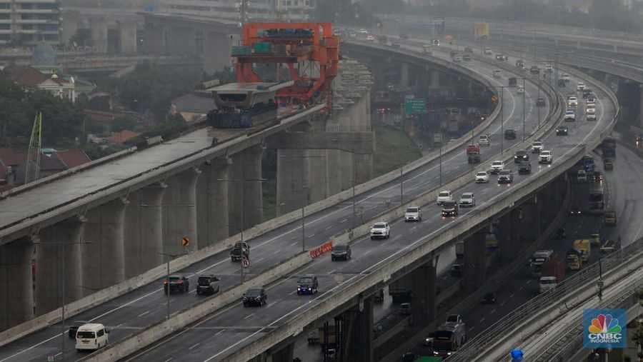 Pengendara mobil melintas di sepanjang Tol MBZ, Bekasi, Jawa Barat, Jumat (24/12/2021). (CNBC Indonesia/Muhammad Sabki)