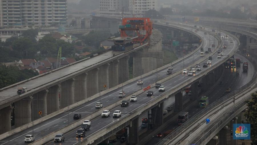 Pengendara mobil melintas di sepanjang Tol MBZ, Bekasi, Jawa Barat, Jumat (24/12/2021). (CNBC Indonesia/Muhammad Sabki)