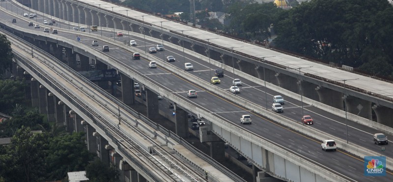Pengendara mobil melintas di sepanjang Tol MBZ, Bekasi, Jawa Barat, Jumat (24/12/2021). (CNBC Indonesia/Muhammad Sabki)