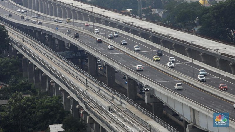 Pengendara mobil melintas di sepanjang Tol MBZ, Bekasi, Jawa Barat, Jumat (24/12/2021). (CNBC Indonesia/Muhammad Sabki)
