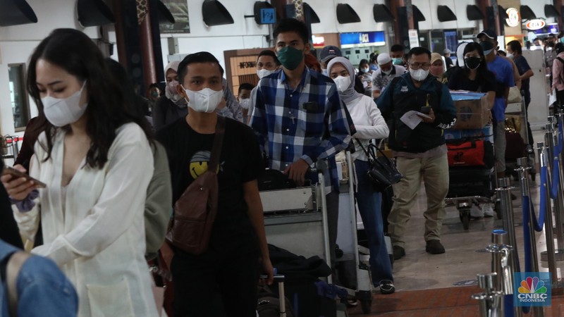 Puluhan penumpang mengantre di loket validasi syarat berkas kesehatan penumpang di Terminal 2 Keberangkatan Domestik, Bandara Soekarno-Hatta, Tangerang, Jumat (24/12/2021). (CNBC Indonesia/Andrean Kristianto) Puluhan penumpang mengantre di loket validasi syarat berkas kesehatan penumpang di Terminal 2 Keberangkatan Domestik, Bandara Soekarno-Hatta, Tangerang, Jumat (24/12/2021). (CNBC Indonesia/Andrean Kristianto)