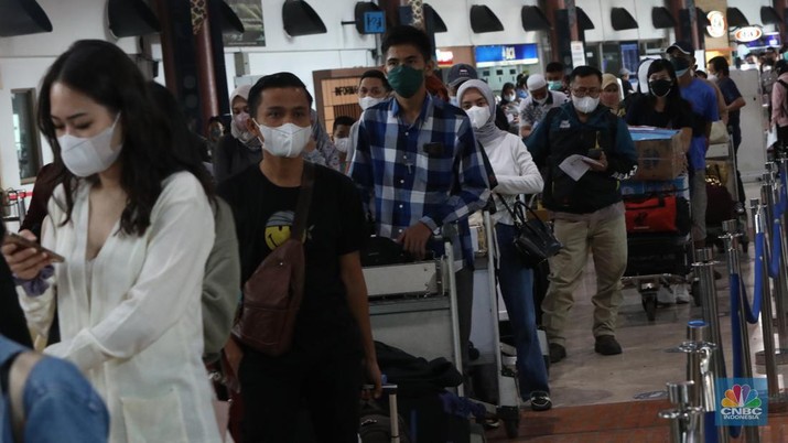 Puluhan penumpang mengantre di loket validasi syarat berkas kesehatan penumpang di Terminal 2 Keberangkatan Domestik, Bandara Soekarno-Hatta, Tangerang, Jumat (24/12/2021). (CNBC Indonesia/Andrean Kristianto)