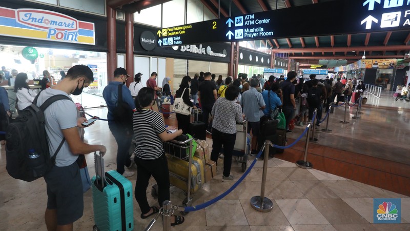 Puluhan penumpang mengantre di loket validasi syarat berkas kesehatan penumpang di Terminal 2 Keberangkatan Domestik, Bandara Soekarno-Hatta, Tangerang, Jumat (24/12/2021). (CNBC Indonesia/Andrean Kristianto) Puluhan penumpang mengantre di loket validasi syarat berkas kesehatan penumpang di Terminal 2 Keberangkatan Domestik, Bandara Soekarno-Hatta, Tangerang, Jumat (24/12/2021). (CNBC Indonesia/Andrean Kristianto)