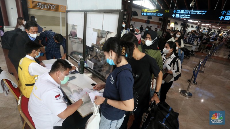 Puluhan penumpang mengantre di loket validasi syarat berkas kesehatan penumpang di Terminal 2 Keberangkatan Domestik, Bandara Soekarno-Hatta, Tangerang, Jumat (24/12/2021). (CNBC Indonesia/Andrean Kristianto) Puluhan penumpang mengantre di loket validasi syarat berkas kesehatan penumpang di Terminal 2 Keberangkatan Domestik, Bandara Soekarno-Hatta, Tangerang, Jumat (24/12/2021). (CNBC Indonesia/Andrean Kristianto)