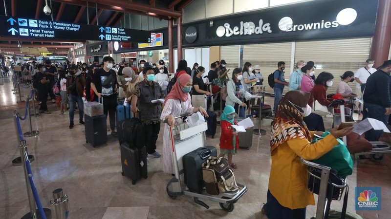 Puluhan penumpang mengantre di loket validasi syarat berkas kesehatan penumpang di Terminal 2 Keberangkatan Domestik, Bandara Soekarno-Hatta, Tangerang, Jumat (24/12/2021). (CNBC Indonesia/Andrean Kristianto)