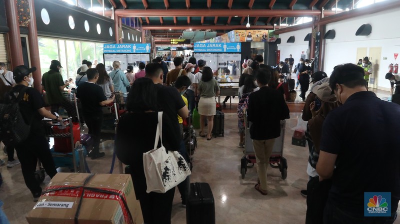 Puluhan penumpang mengantre di loket validasi syarat berkas kesehatan penumpang di Terminal 2 Keberangkatan Domestik, Bandara Soekarno-Hatta, Tangerang, Jumat (24/12/2021). (CNBC Indonesia/Andrean Kristianto)