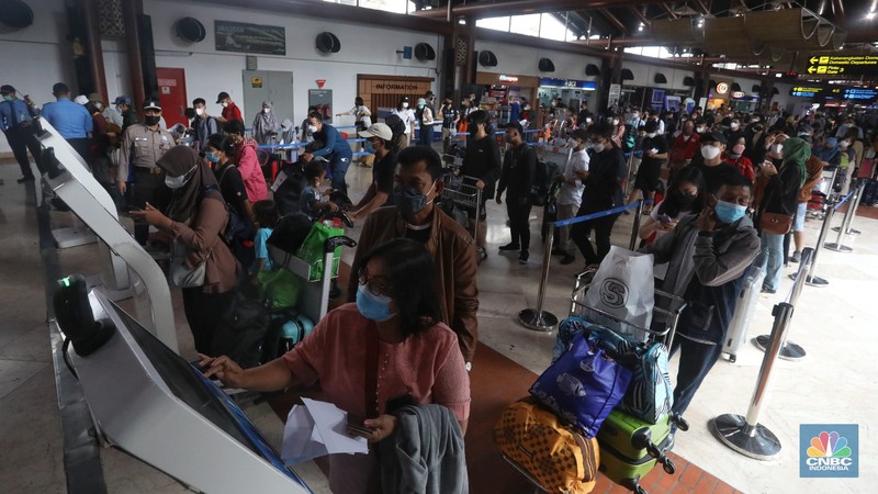 Puluhan penumpang mengantre di loket validasi syarat berkas kesehatan penumpang di Terminal 2 Keberangkatan Domestik, Bandara Soekarno-Hatta, Tangerang, Jumat (24/12/2021). (CNBC Indonesia/Andrean Kristianto) Puluhan penumpang mengantre di loket validasi syarat berkas kesehatan penumpang di Terminal 2 Keberangkatan Domestik, Bandara Soekarno-Hatta, Tangerang, Jumat (24/12/2021). (CNBC Indonesia/Andrean Kristianto)