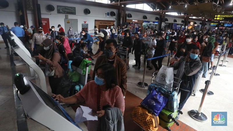 Puluhan penumpang mengantre di loket validasi syarat berkas kesehatan penumpang di Terminal 2 Keberangkatan Domestik, Bandara Soekarno-Hatta, Tangerang, Jumat (24/12/2021). (CNBC Indonesia/Andrean Kristianto)