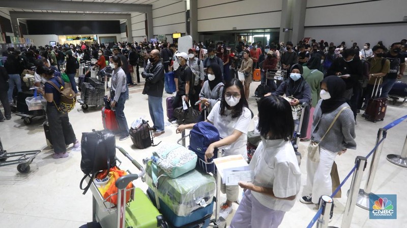 Ratusan penumpang mengantre di counter Check-in Keberangkatan Domestik Terminal 2, Bandara Soekarno-Hatta, Tangerang, Jumat (24/12/2021). (CNBC Indonesia/Andrean Kristianto)