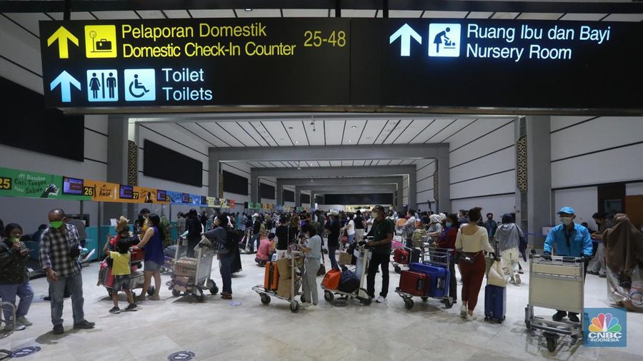 Ratusan penumpang mengantre di counter Check-in Keberangkatan Domestik Terminal 2, Bandara Soekarno-Hatta, Tangerang, Jumat (24/12/2021). (CNBC Indonesia/Andrean Kristianto)
