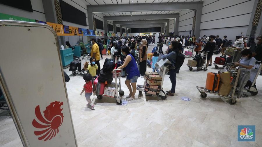 Ratusan penumpang mengantre di counter Check-in Keberangkatan Domestik Terminal 2, Bandara Soekarno-Hatta, Tangerang, Jumat (24/12/2021). (CNBC Indonesia/Andrean Kristianto)