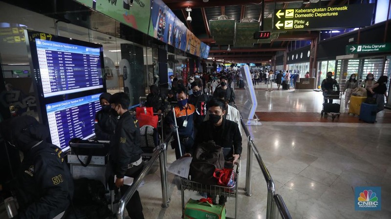 Ratusan penumpang mengantre di counter Check-in Keberangkatan Domestik Terminal 2, Bandara Soekarno-Hatta, Tangerang, Jumat (24/12/2021). (CNBC Indonesia/Andrean Kristianto)