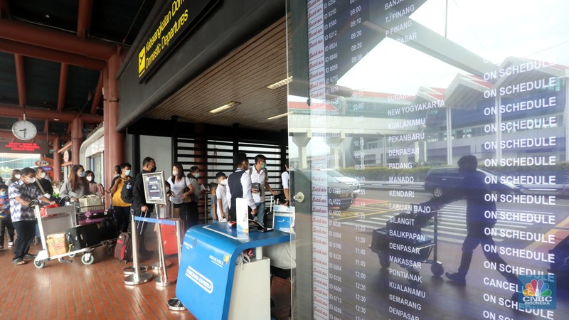 Ratusan penumpang mengantre di counter Check-in Keberangkatan Domestik Terminal 2, Bandara Soekarno-Hatta, Tangerang, Jumat (24/12/2021). (CNBC Indonesia/Andrean Kristianto) Ratusan penumpang mengantre di counter Check-in Keberangkatan Domestik Terminal 2, Bandara Soekarno-Hatta, Tangerang, Jumat (24/12/2021). (CNBC Indonesia/Andrean Kristianto)