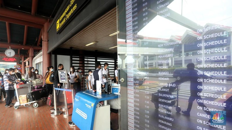 Ratusan penumpang mengantre di counter Check-in Keberangkatan Domestik Terminal 2, Bandara Soekarno-Hatta, Tangerang, Jumat (24/12/2021). (CNBC Indonesia/Andrean Kristianto)